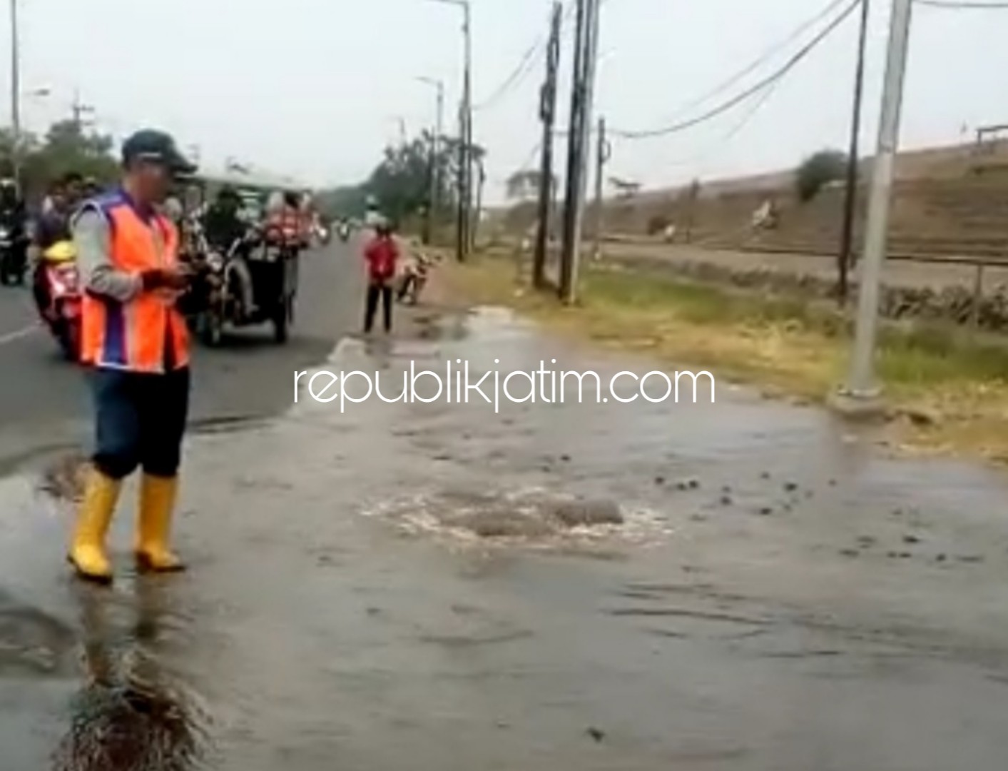 Diduga Pipa PDAM Pecah, Semburan Air Genangi Jalan Raya Porong