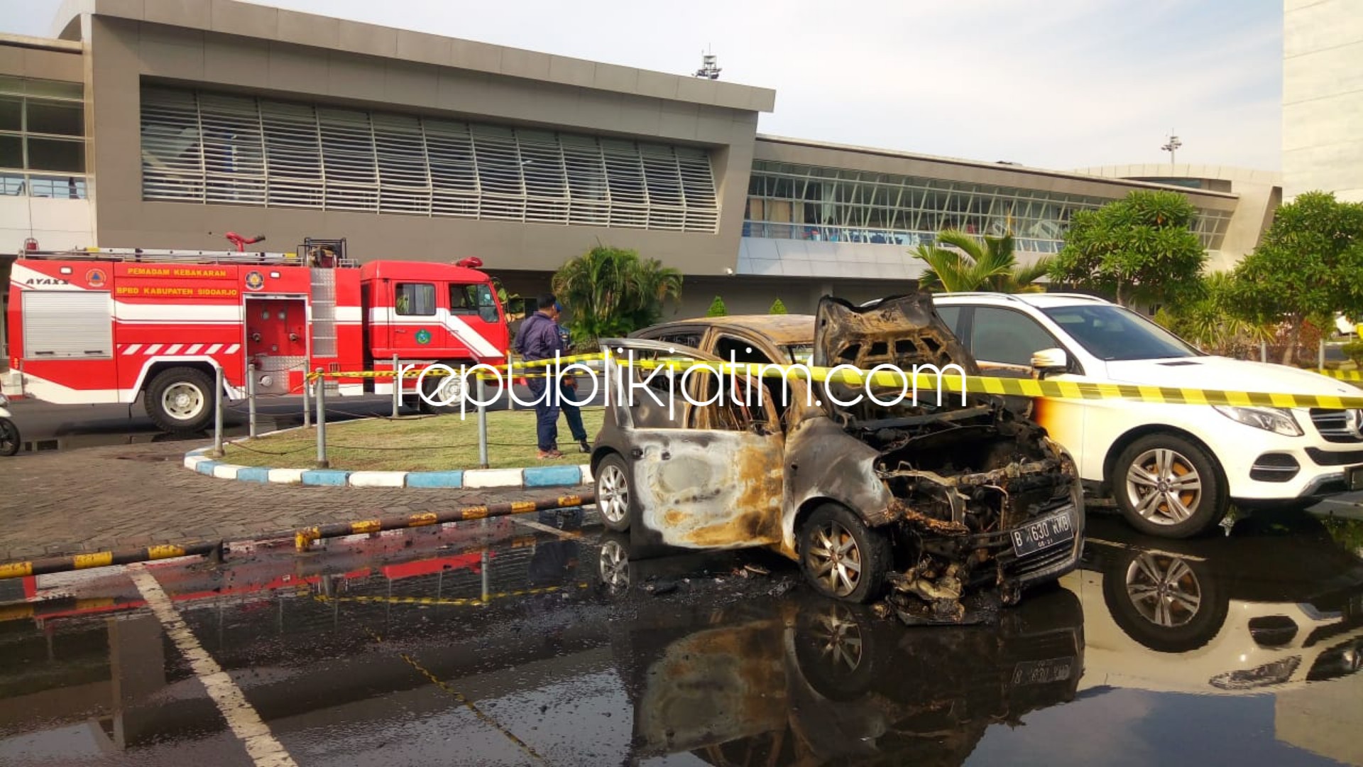 Diduga Korsleting Charger HP, Dua Mobil Terbakar di Terminal Bandara Juanda