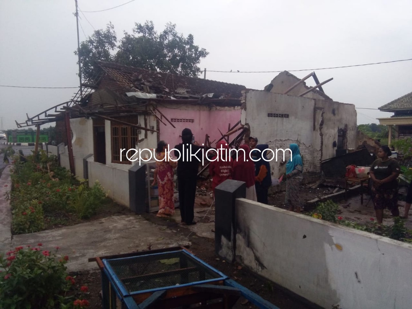 Diterjang Puting Beliung, Puluhan Rumah Warga di Dua Desa di Tulangan Rusak