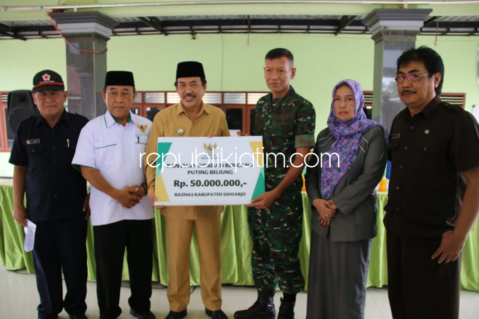 Korban Puting Beliung Tulangan Terima Bantuan Rp 50 Juta dan 160 Sak Semen