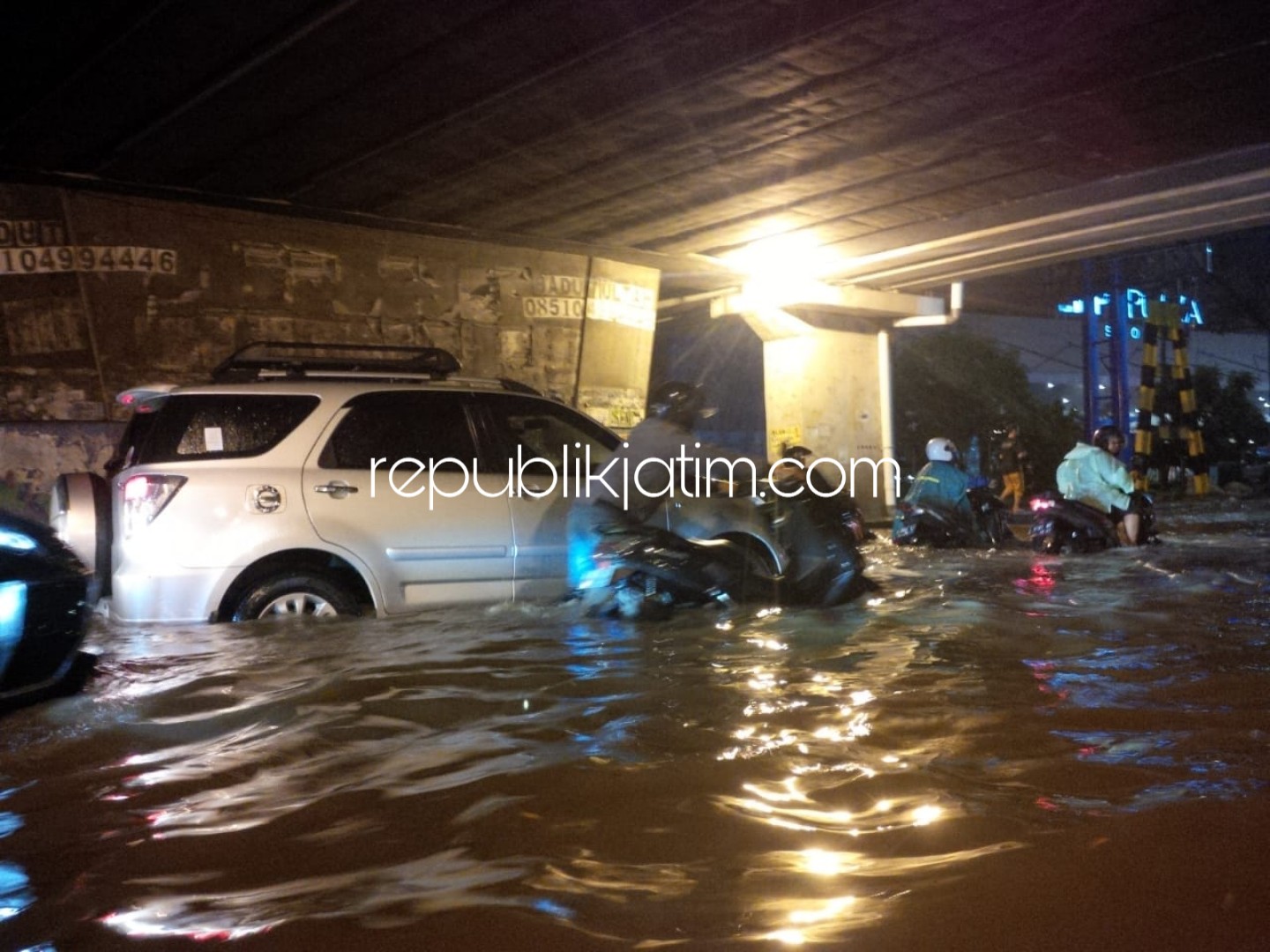 Diguyur Hujan 3 Jam, Jalan Raya Jati di Depan Lippo Mall Plaza Banjir 1 Meter