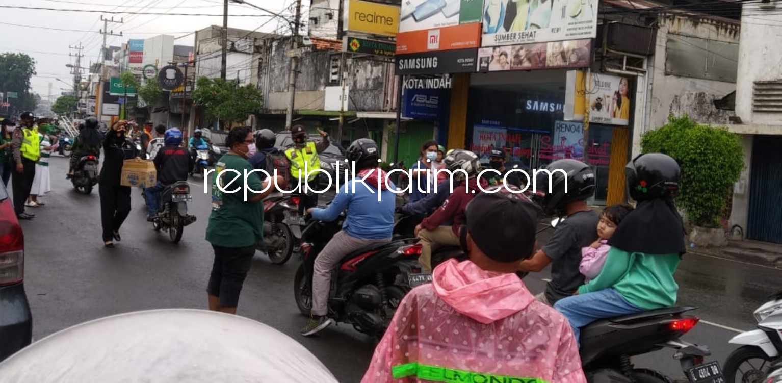 Masuk Zona Hijau, Bonek dan Kapolsek Krian Getol Bagikan 1.000 Masker ke Pengguna Jalan