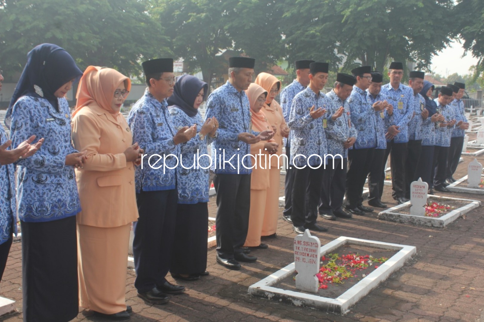 Anggota Korpri dan Dharma Wanita Tabur Bunga di TMP Sidoarjo