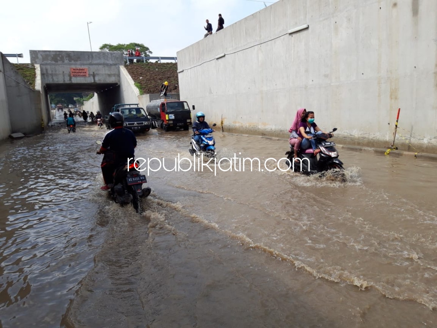 Pompa Tak Berfungsi, Banjir Rendam Underpass Widodaren - Ngawi