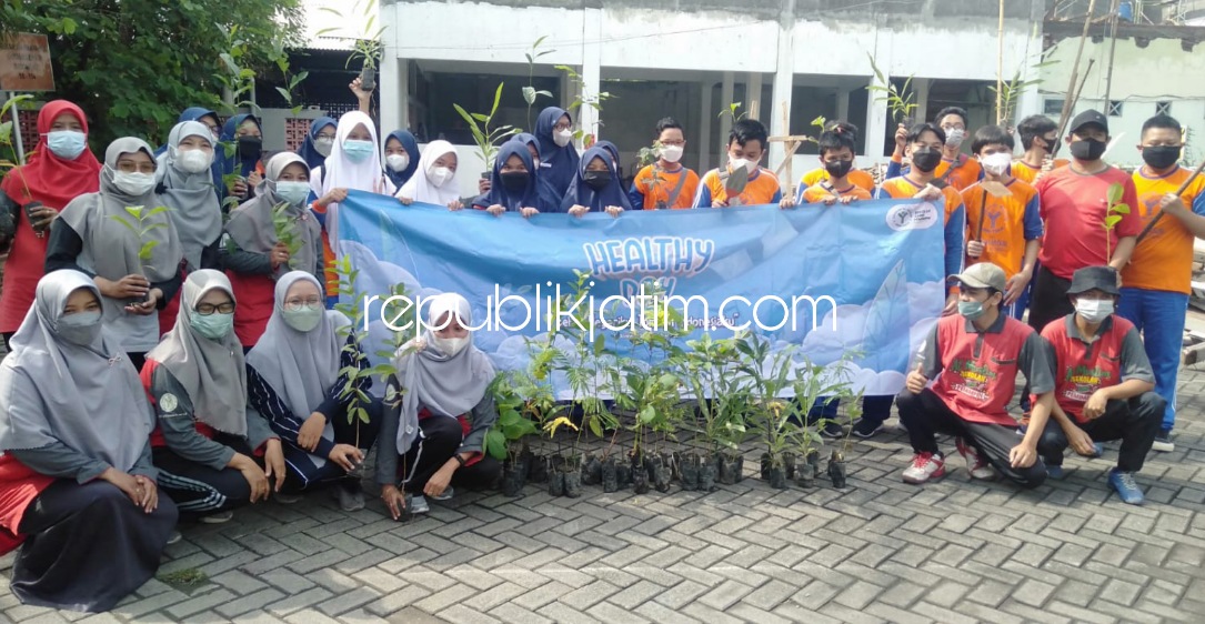 Healthy Day di SMP Al Muslim Dikolaborasikan Hari Menanam Pohon Indonesia, Siswa Tanam Buah di TPST Berbek