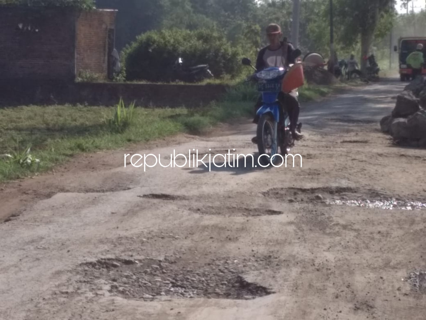 Warga Ponorogo Persoal Jalan Rusak Tak Diperbaiki, Material Proyek Makan Badan Jalan