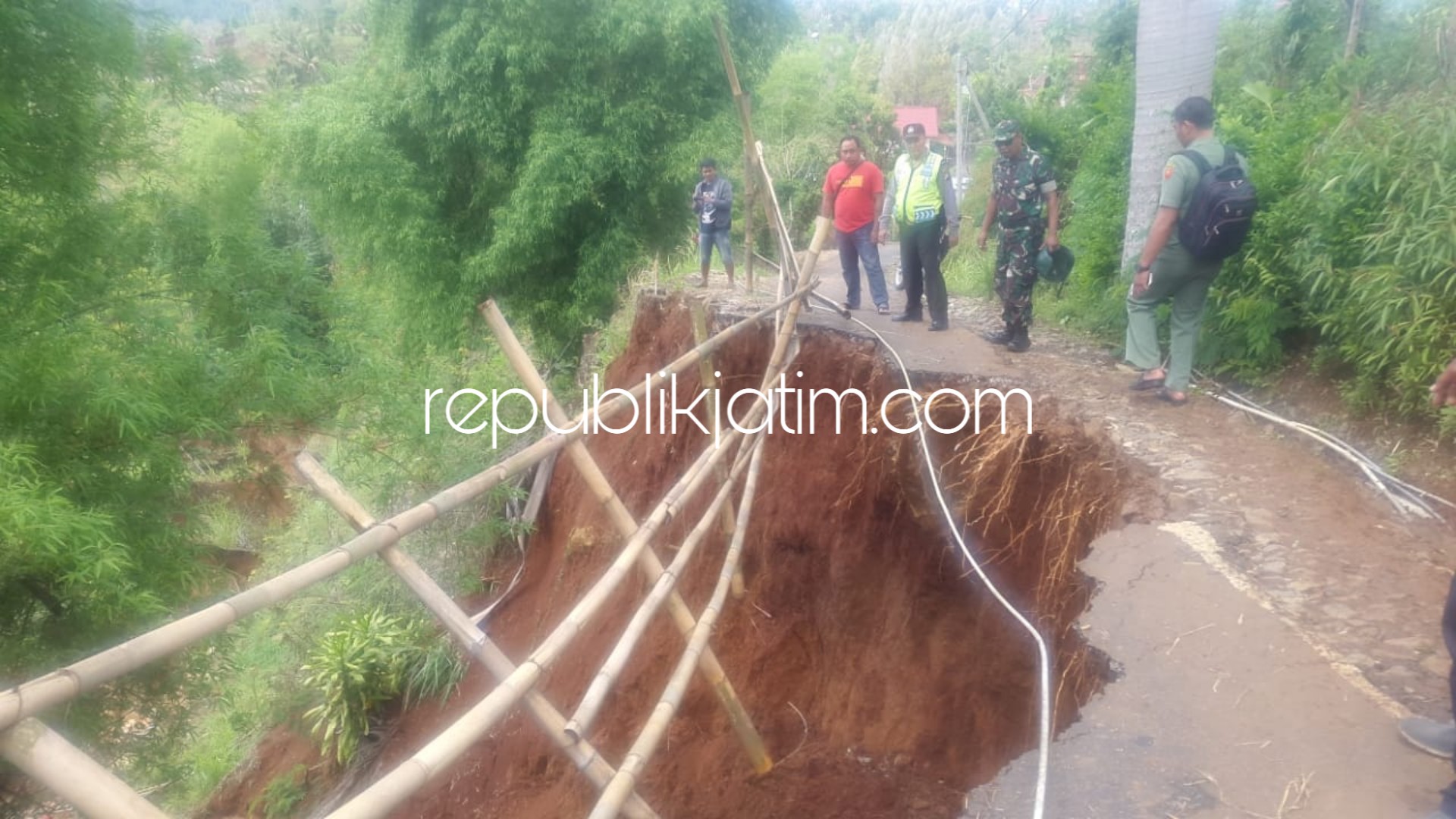 Diguyur Hujan Deras, Jalan Antar Dusun di Ponorogo Longsor