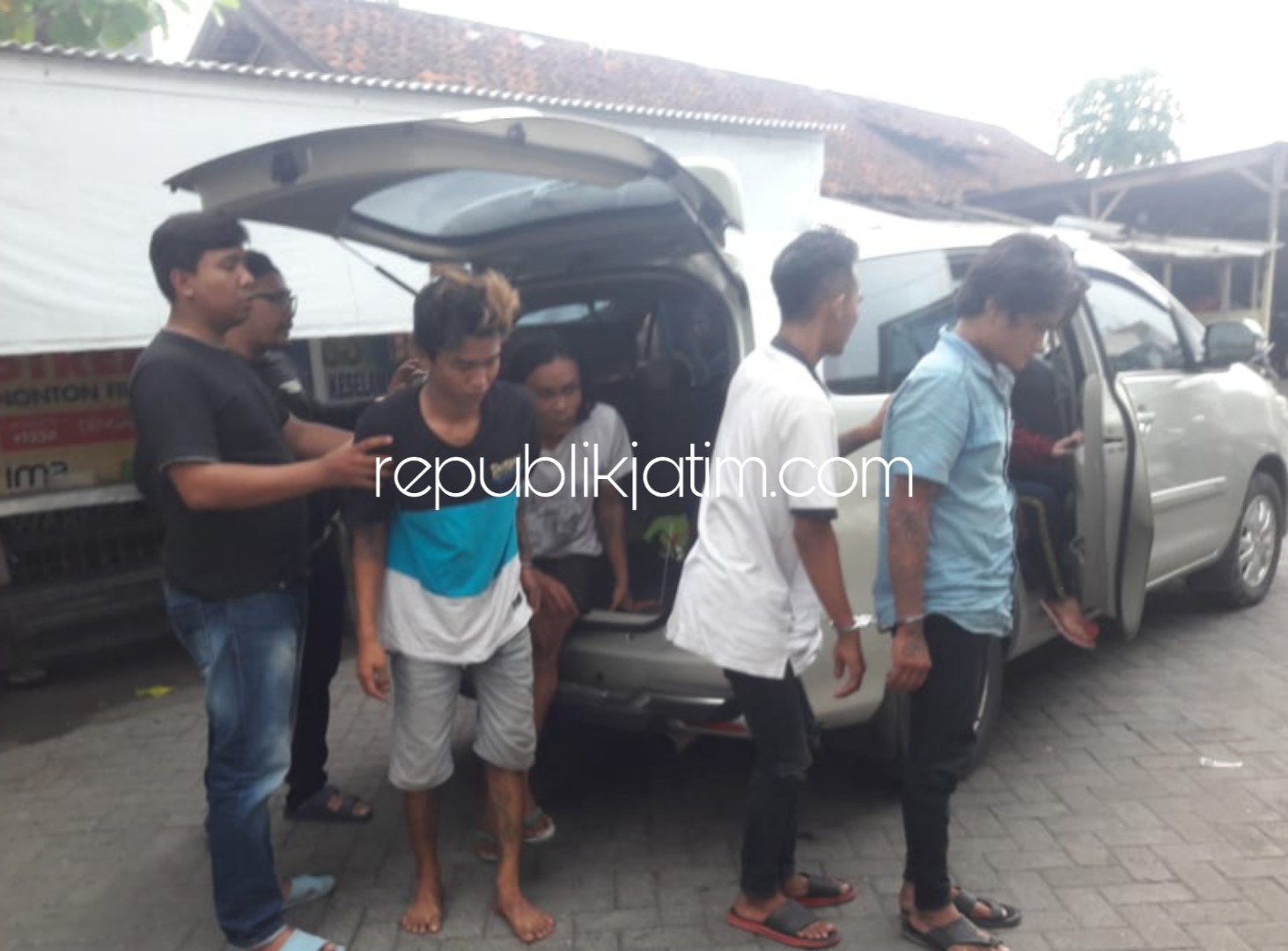 Empat Pemuda Digrebek Polisi Saat Pesta Sabu di Gedangan