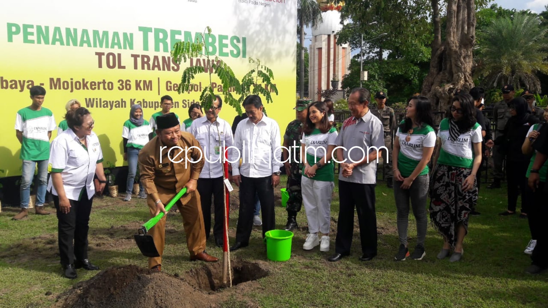 Djarum Tanam 8.400 Trembesi, Hijaukan Tol Trans Jawa