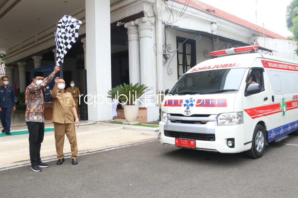 Bupati Sidoarjo Kirim Tenaga Medis, Obat-Obatan dan Makanan Bagi Warga Terdampak Erupsi Semeru di Lumajang