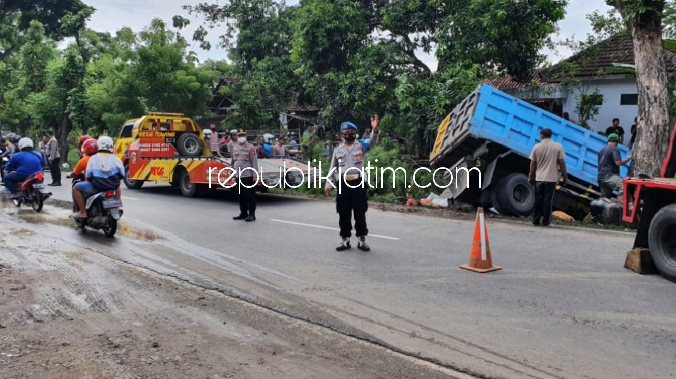 Usai Seruduk Pemotor, Truk Muatan Semen Hantam Pohon Terjun Sungai di Ponorogo