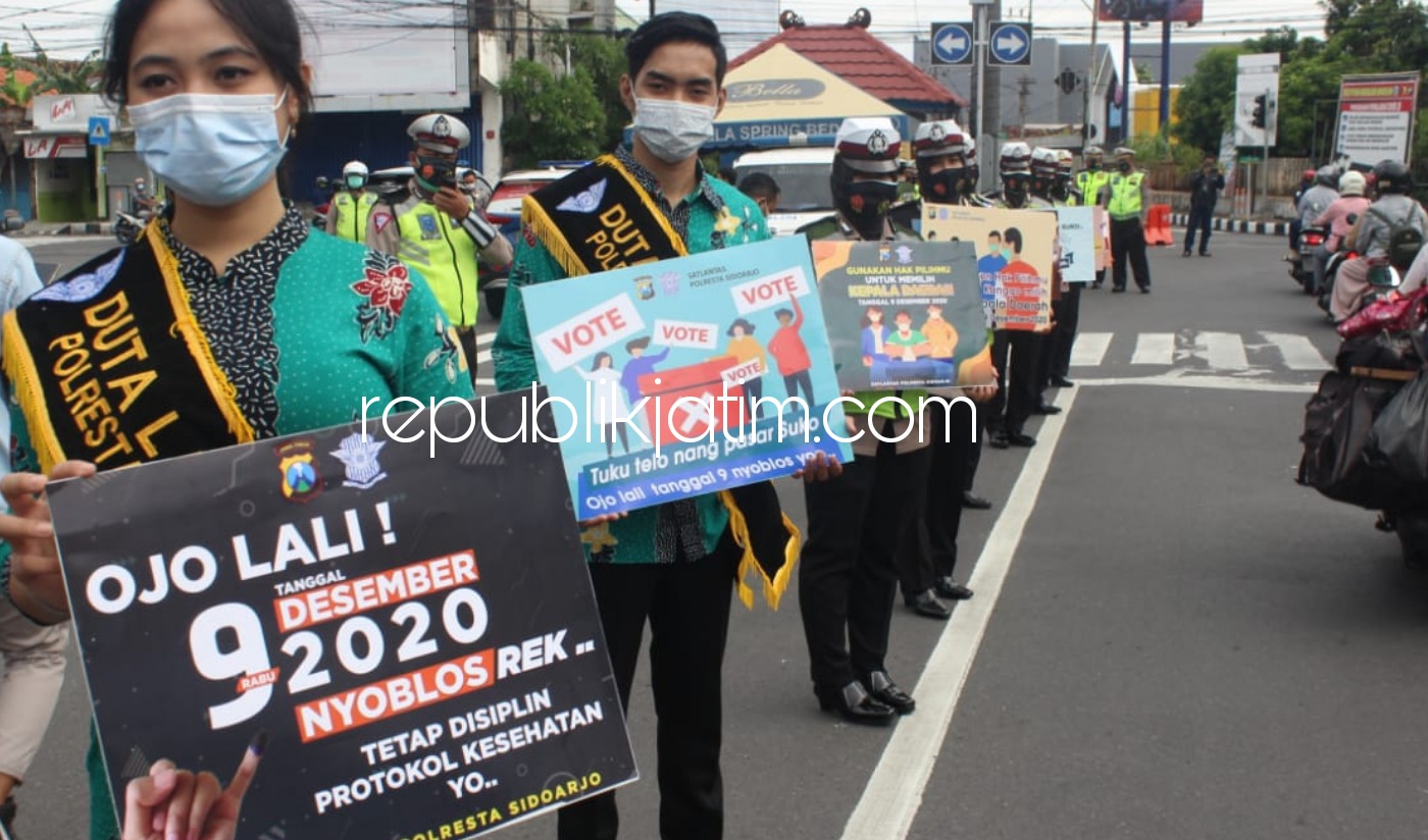 Polwan Satlantas Polresta Sidoarjo Ajak Pengendara Gunakan Hak Pilih dan Patuhi Prokes