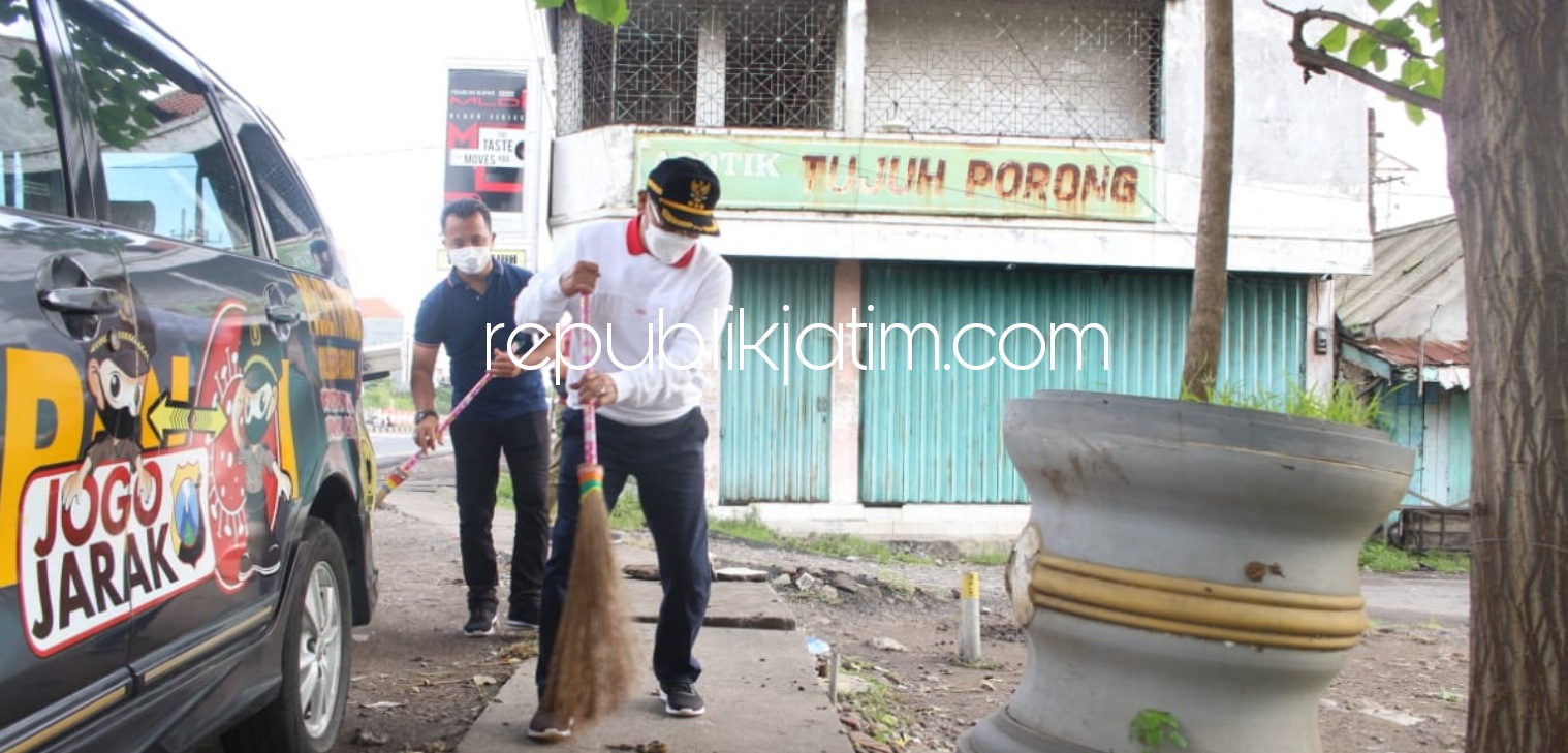 Bersihkan Taman Apkasi, Komitmen Pj Bupati Sidoarjo Jaga Kebersihan Taman Patut Didukung