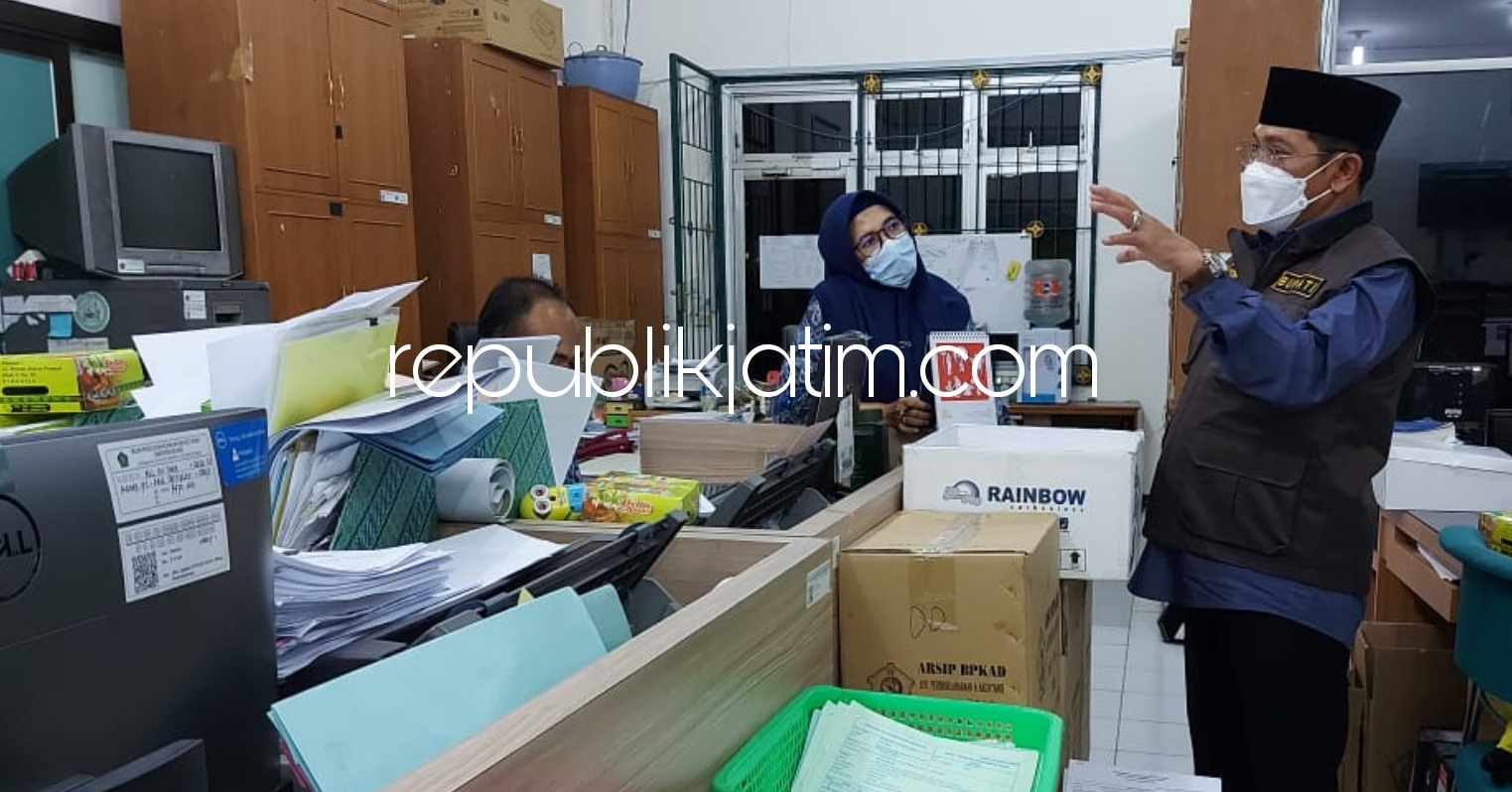 Lembur Hingga Malam Selesaikan Laporan Keuangan, Pj Bupati Sidoarjo Motivasi Staf Kantor BPKAD