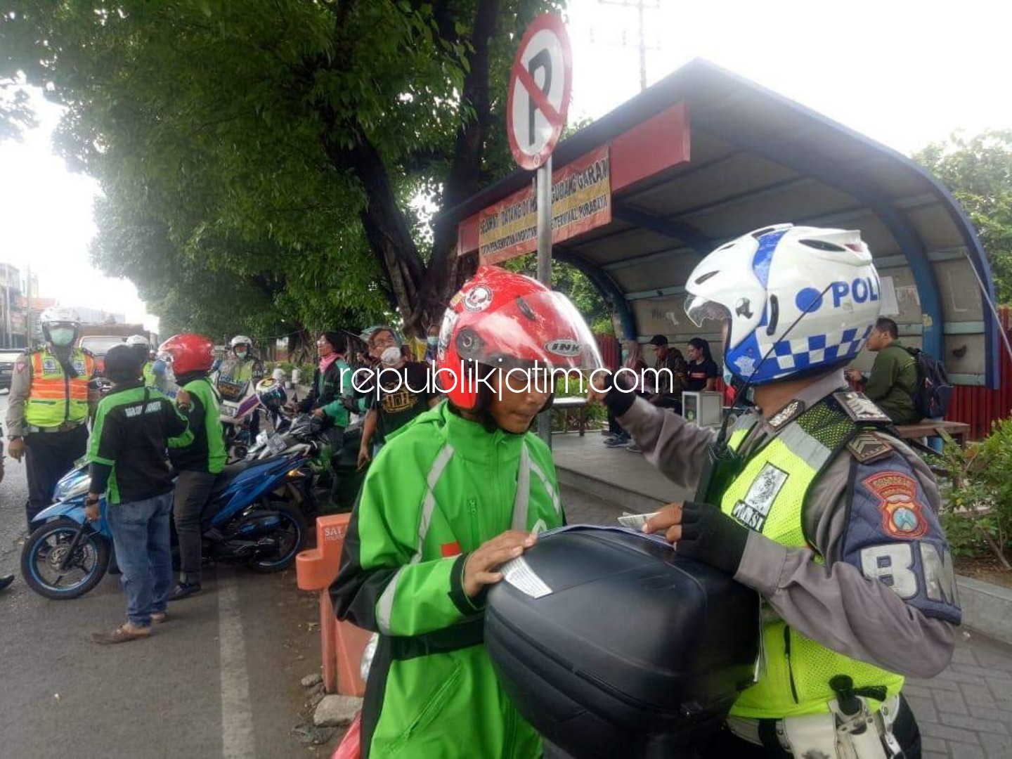 Parkir di Rambu Larangan Depan Terminal Bungurasih, Puluhan Ojol Ditilang Polisi Sidoarjo