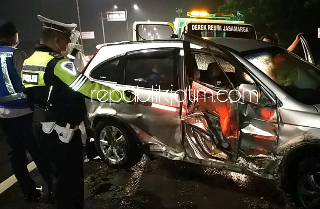 CRV Selip di Tol Sidoarjo - Surabaya, Mobil Terbalik Sopir Dilarikan Rumah Sakit