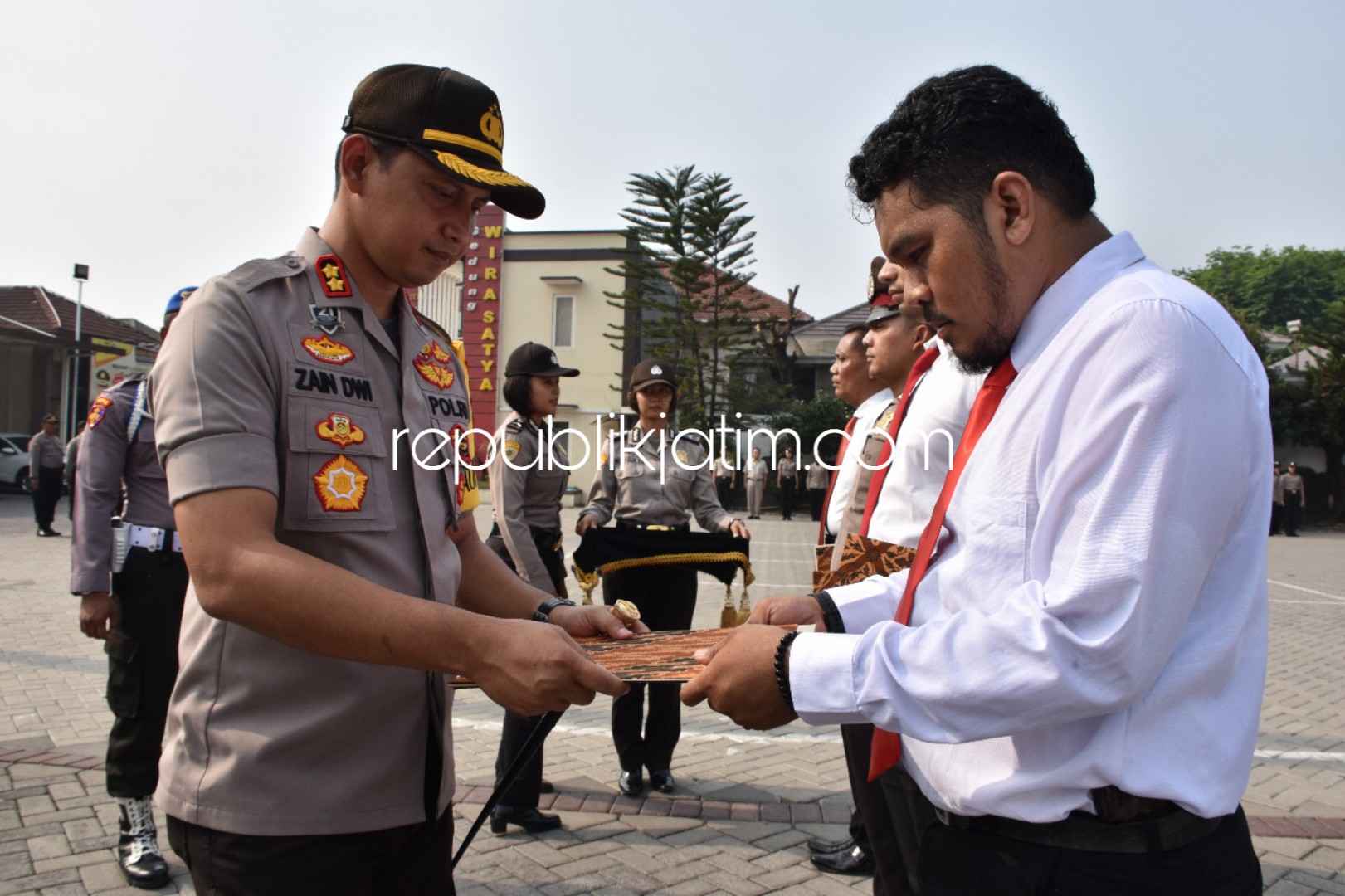 Kapolresta Sidoarjo Beri Penghargaan Anggota Berprestasi dan Sematkan Pin ZI