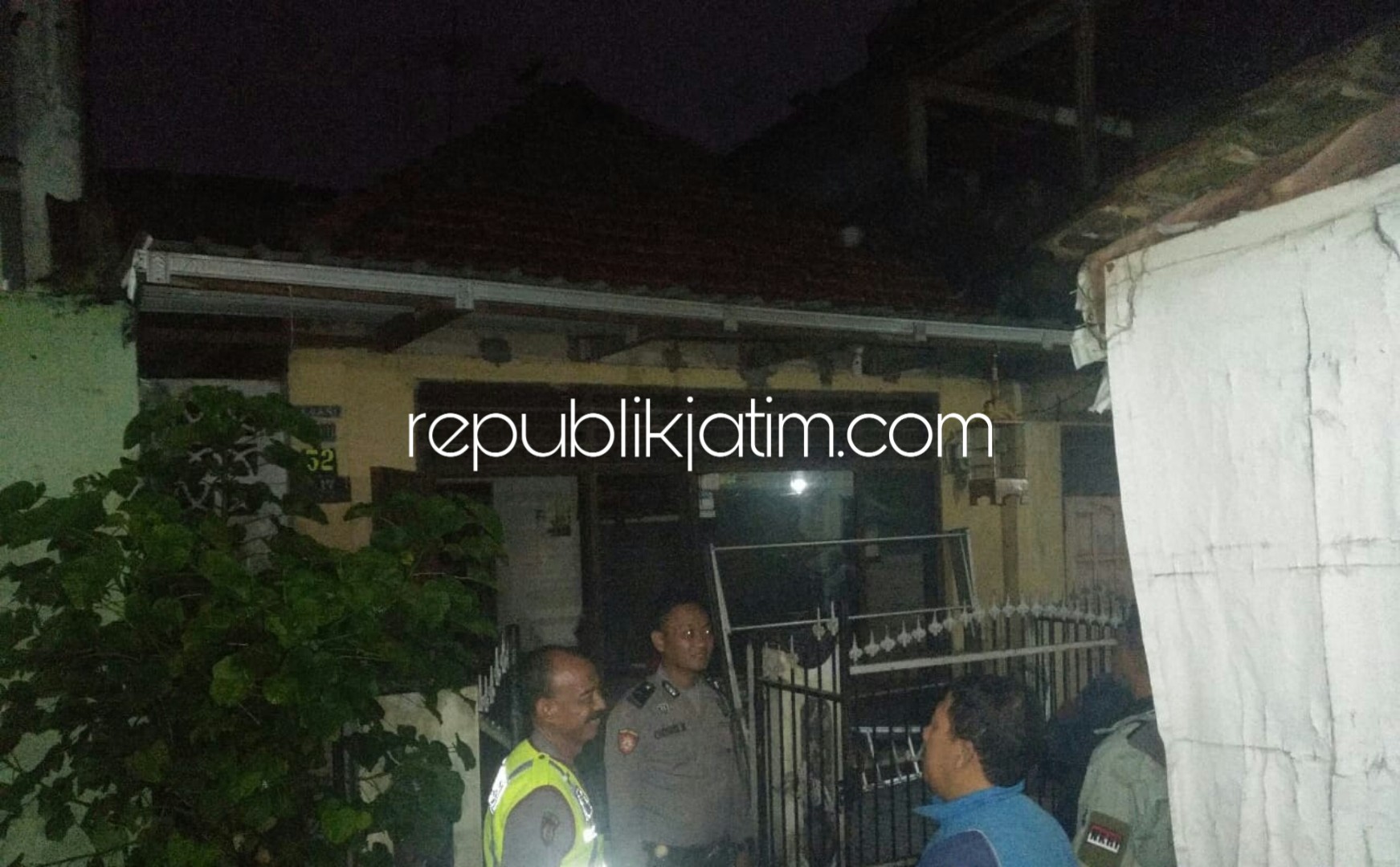 Korsleting Listrik di Lantai 2, Rumah Warga Wonocolo Terbakar