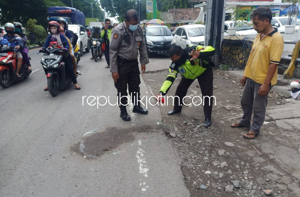 Dibonceng Motor Terpeleset Bibir Aspal, Bocah SD Tewas Terlindas Truk Box Fuso di JL Raya Seruni Gedangan