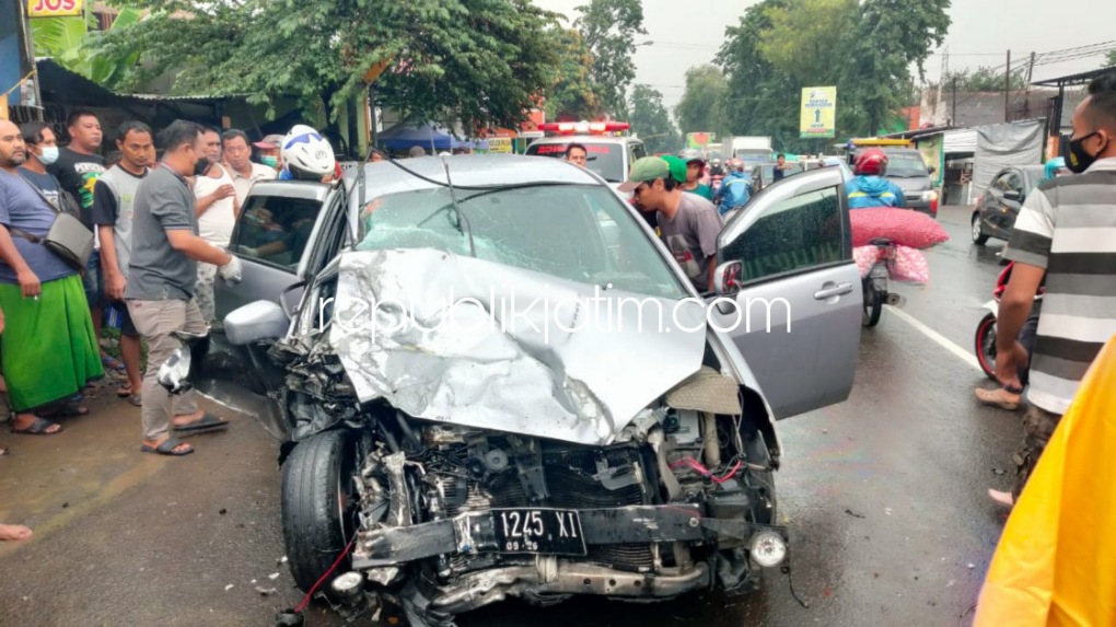 Hendak Mendahului, Mobil Suzuki Aerio Tabrak Truk Diesel dan Rumah Makan di Krian, Seorang Tewas dan Seorang Terluka