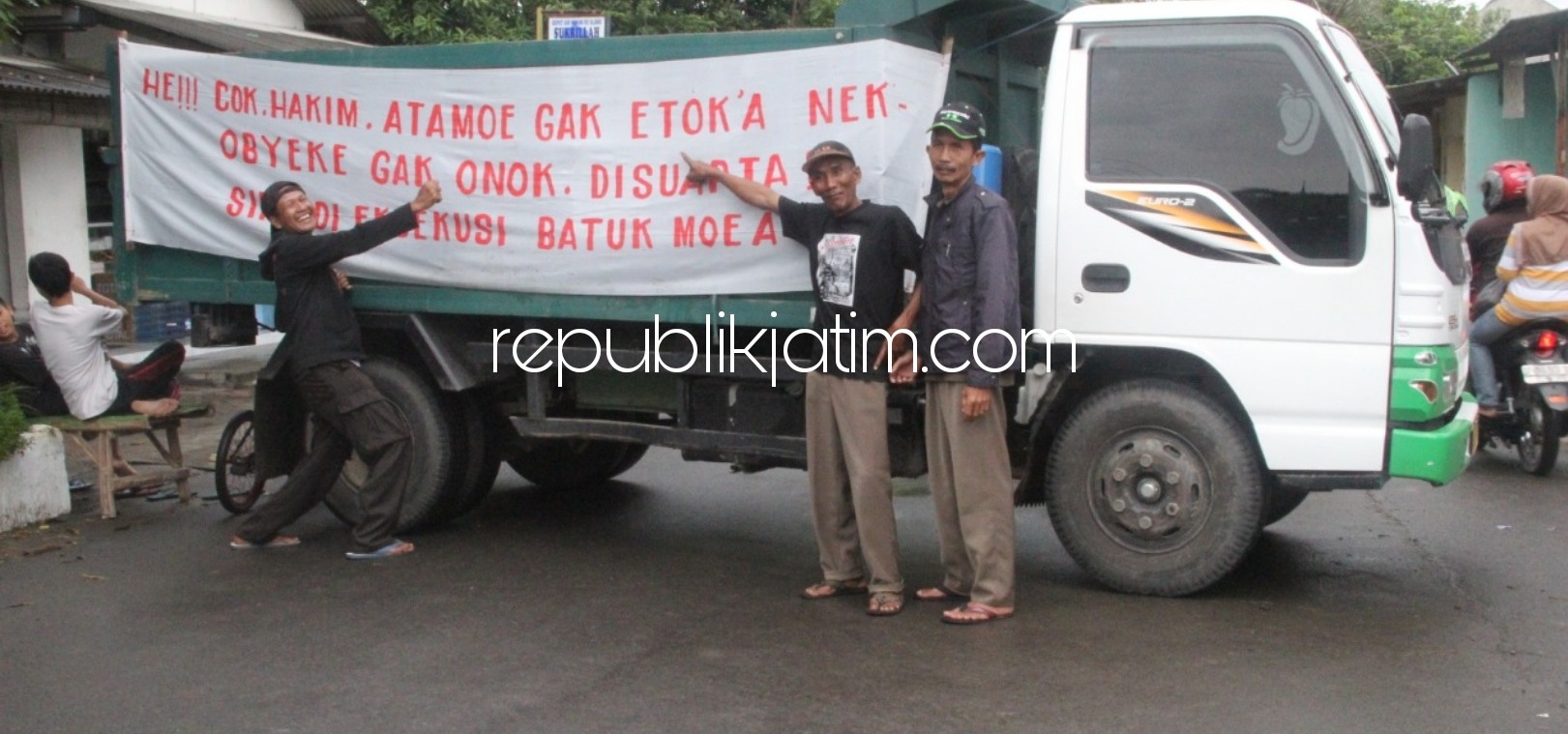 Blokade Jalan dan Pasang Spanduk, Warga Kemiri Bakal Pertahankan Aset Desa dari Eksekusi