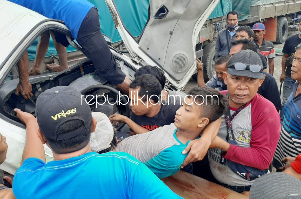 Truk Derek Tabrak Truk Gandeng Parkir di Balongbendo, 3 Korban Terluka Terjepit Dievakuasi Berjam-Jam