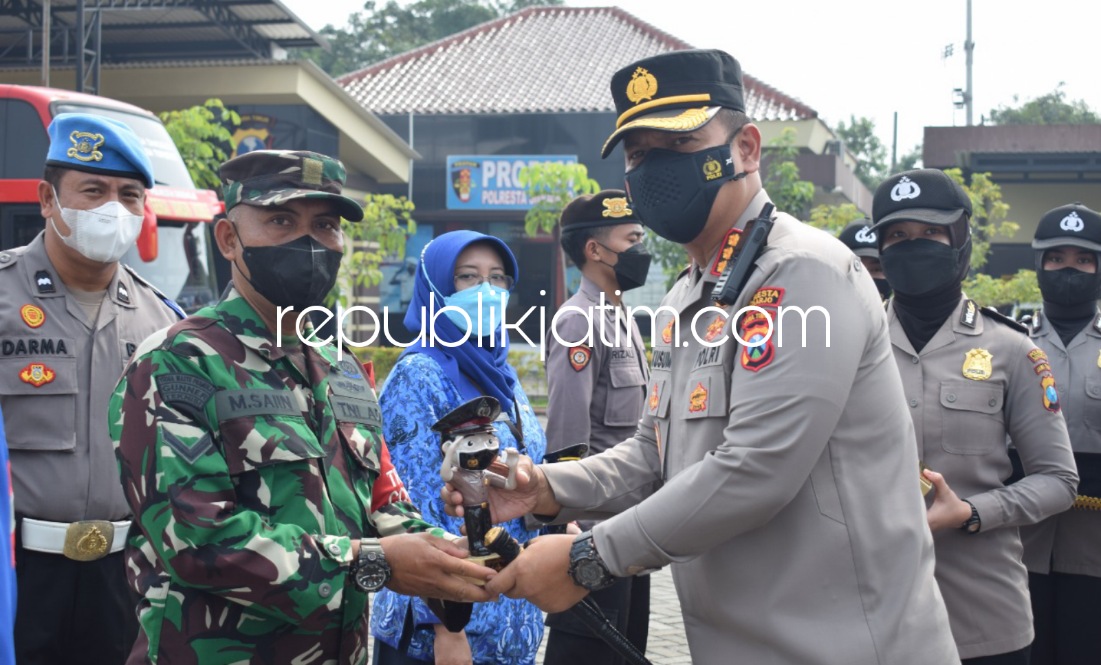 Bantu Penanganan Covid-19, Kapolresta Sidoarjo Beri Penghargaan Anggota Polri, TNI dan Masyarakat Berprestasi