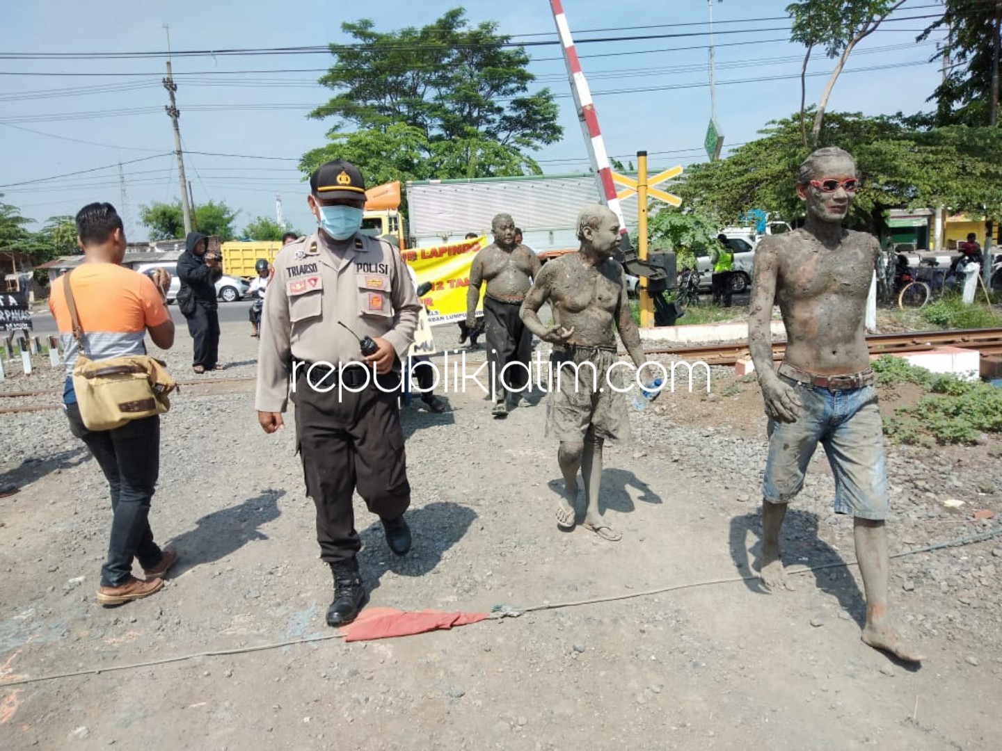 Korban Lumpur Sidoarjo Aksi Mandi Lumpur Tagih Janji Ganti Rugi