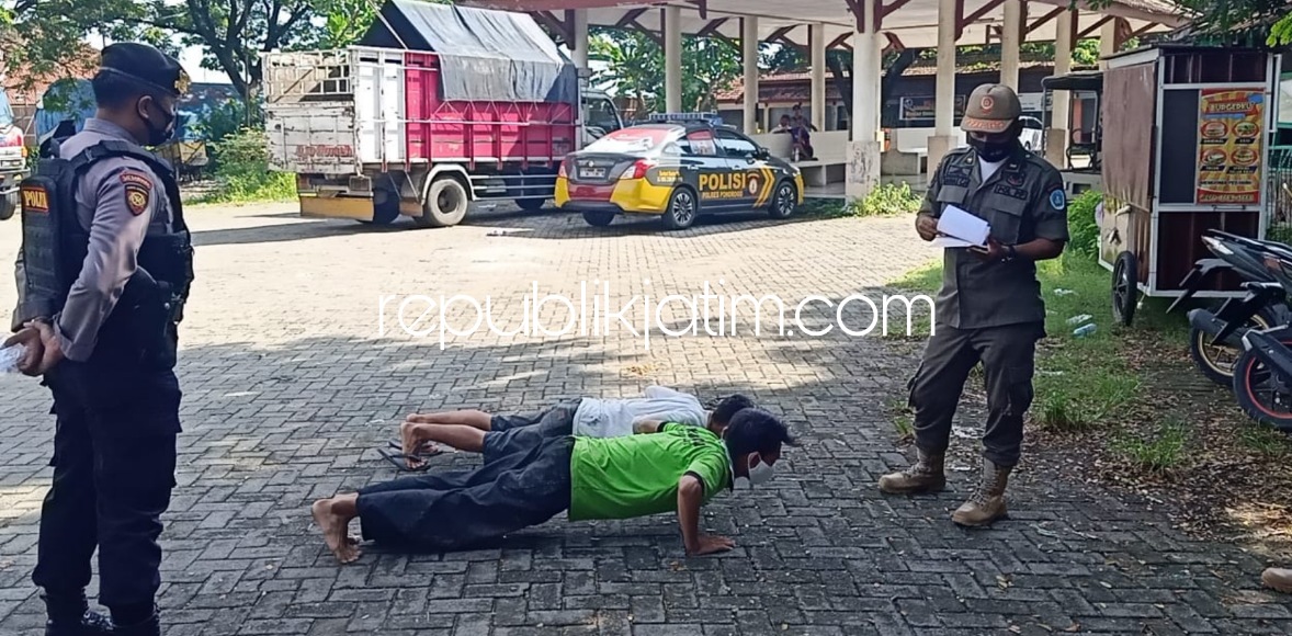 Jelang Nataru, Petugas Gabungan di Ponorogo Gencar Operasi Yustisi Pelanggar Prokes Disanksi Push Up