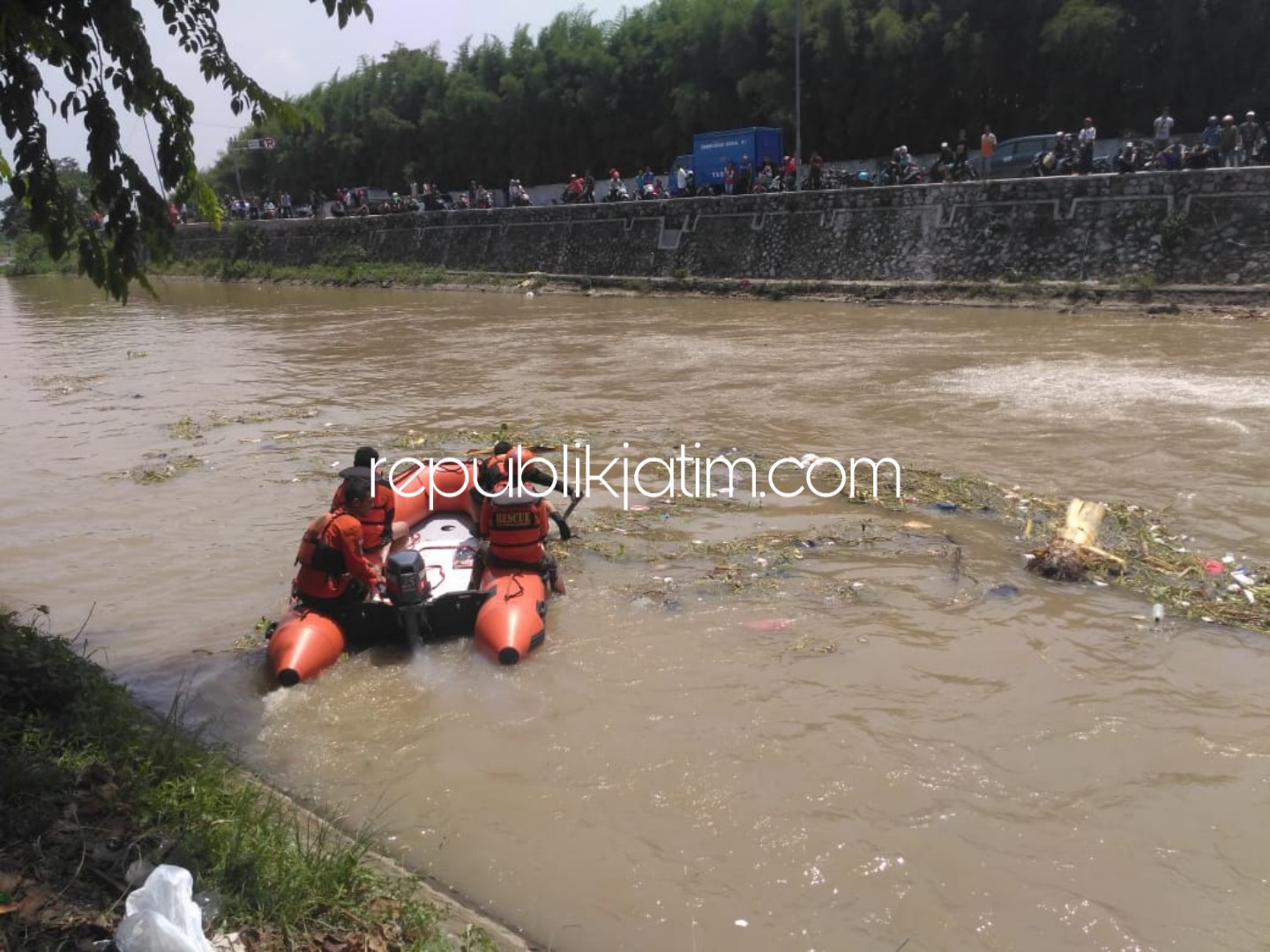 Tim SAR Diterjunkan Cari Warga Gampang yang Tenggelam di Pintu Air Jabon