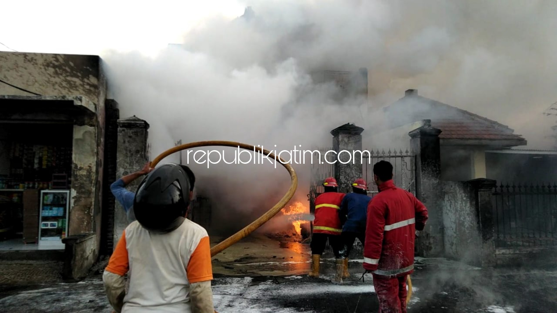 Rumah Dua Lantai Disewa Pekerja Proyek di Tanggulangin Ludes Terbakar