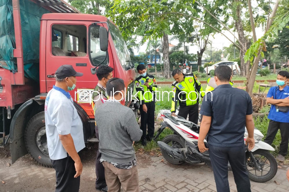 Hendak Mendahului Tersenggol, Pengendara Motor Perempuan Tewas Tertabrak Truk di JL Raya Waru - Sidoarjo 