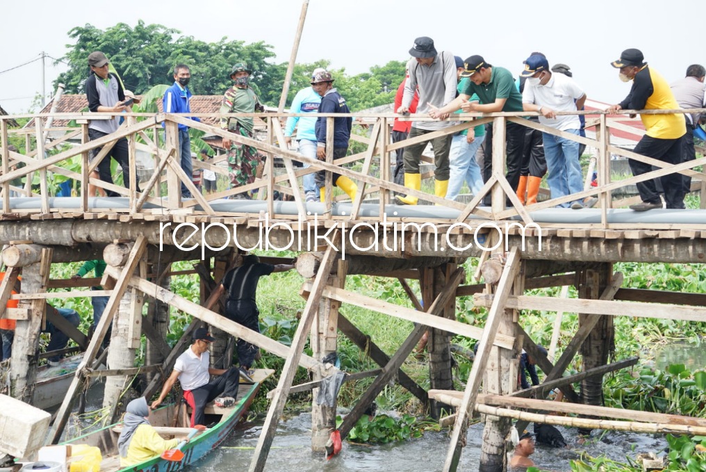 Wabup Sidoarjo Turut Bersihkan Sungai Buntung di Perbatasan Waru - Sedati