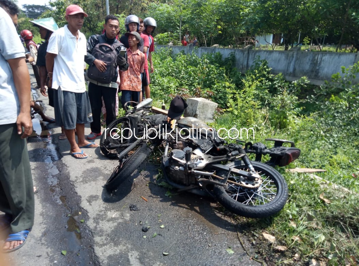 Megapro Tabrak Kharisma, 2 Motor Terbakar Pengendara Pelajar Tewas