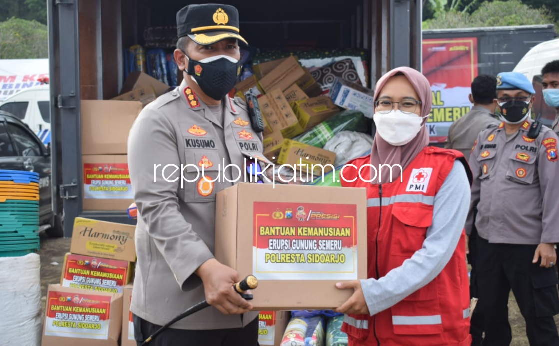 Kapolresta Sidoarjo dan Jajaran Tinjau Warga Terdampak dan Posko Pengungsian Erupsi Gunung Semeru