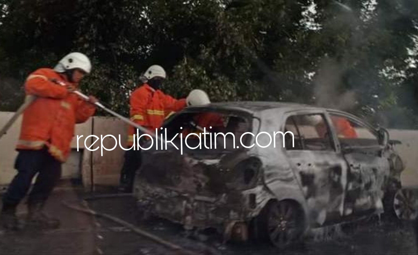 Tabrak Barier, Yaris Dikemudikan Pelajar Ludes Terbakar di Tol Juanda - Waru