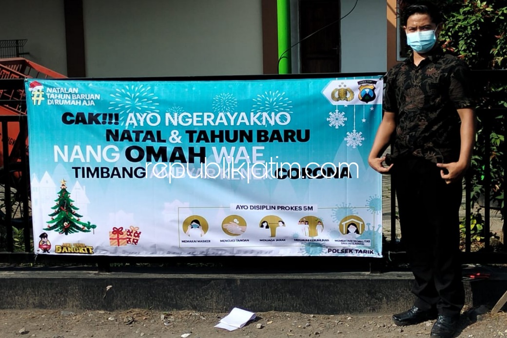 Polresta Sidoarjo dan Jajaran Antisipasi Varian Omicron dengan Pasang Spanduk Himbauan Patuhi Prokes saat Nataru