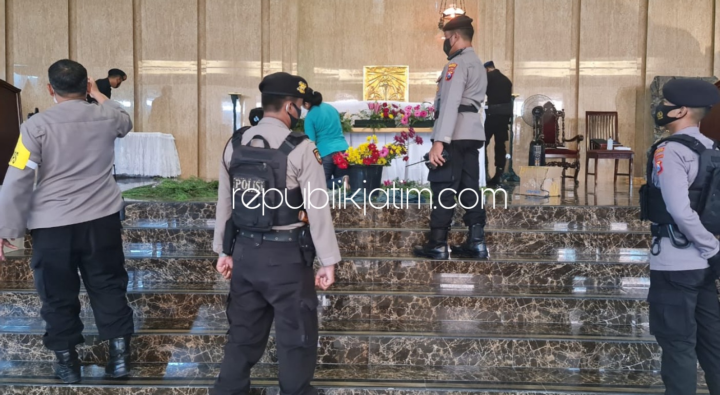 Tim Brimob Polda Jatim Sterilisasi Sejumlah Gereja di Sidoarjo