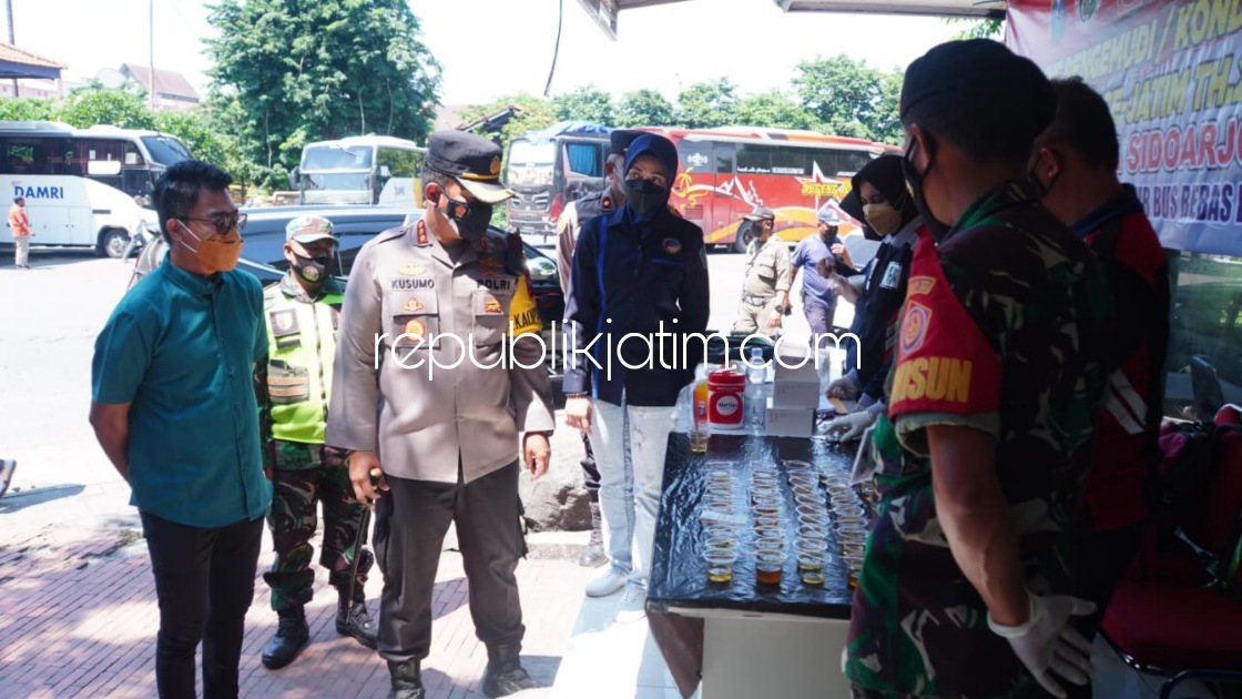 Jelang Nataru, Puluhan Sopir dan Kondektur Bus di Terminal Bungurasih Dites Urine Seorang Positif