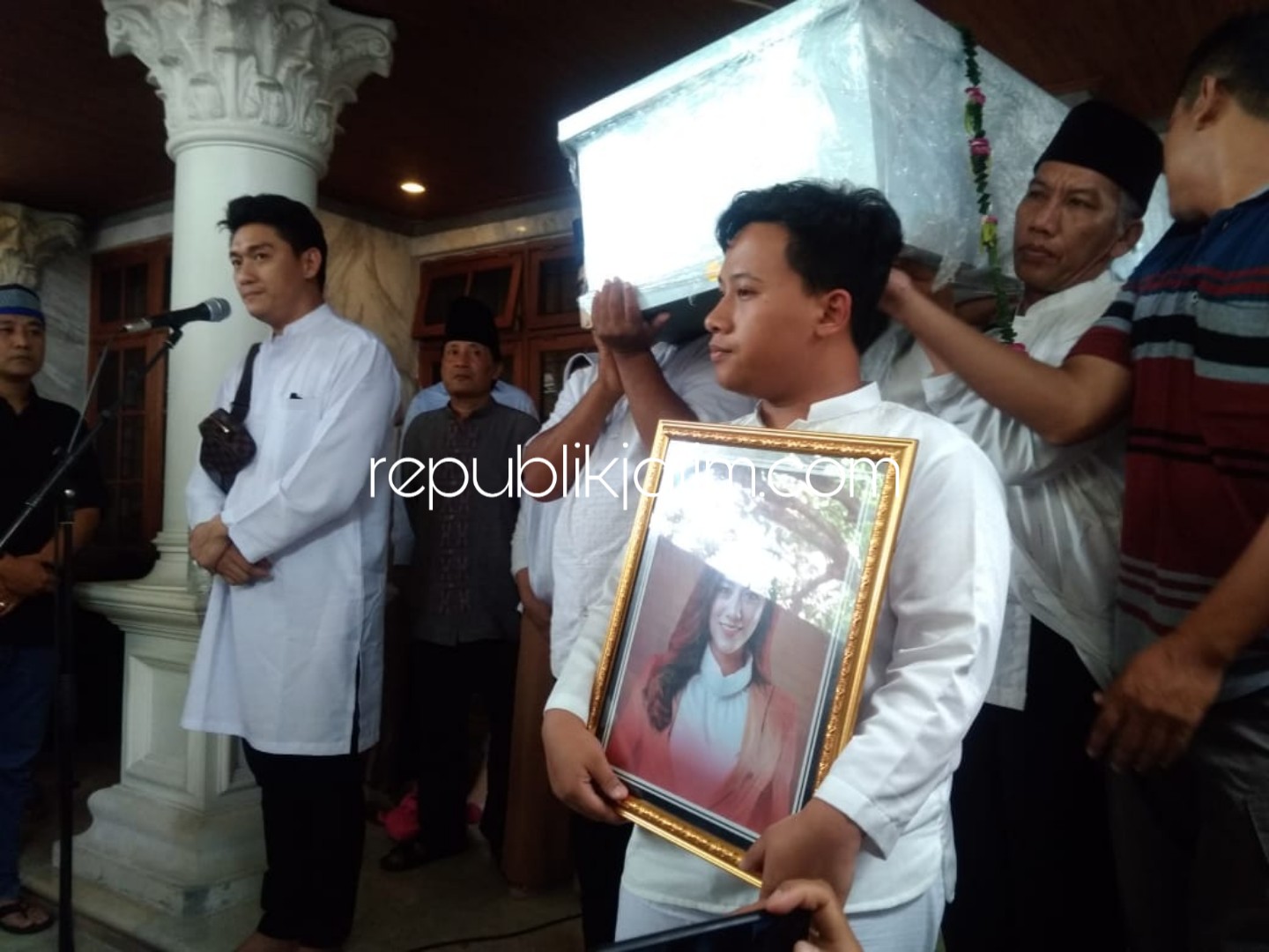 Pemakaman Istri Vokalis Seventeen Diiringi Isak Tangis Keluarga Asal Ponorogo