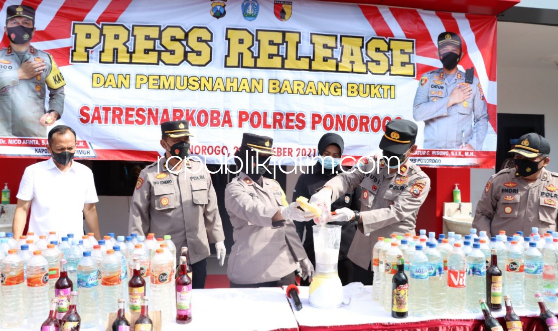 Polres Ponorogo Musnahkan Ratusan Liter Miras dan Ribuan Pil Doubel L dengan Diblender