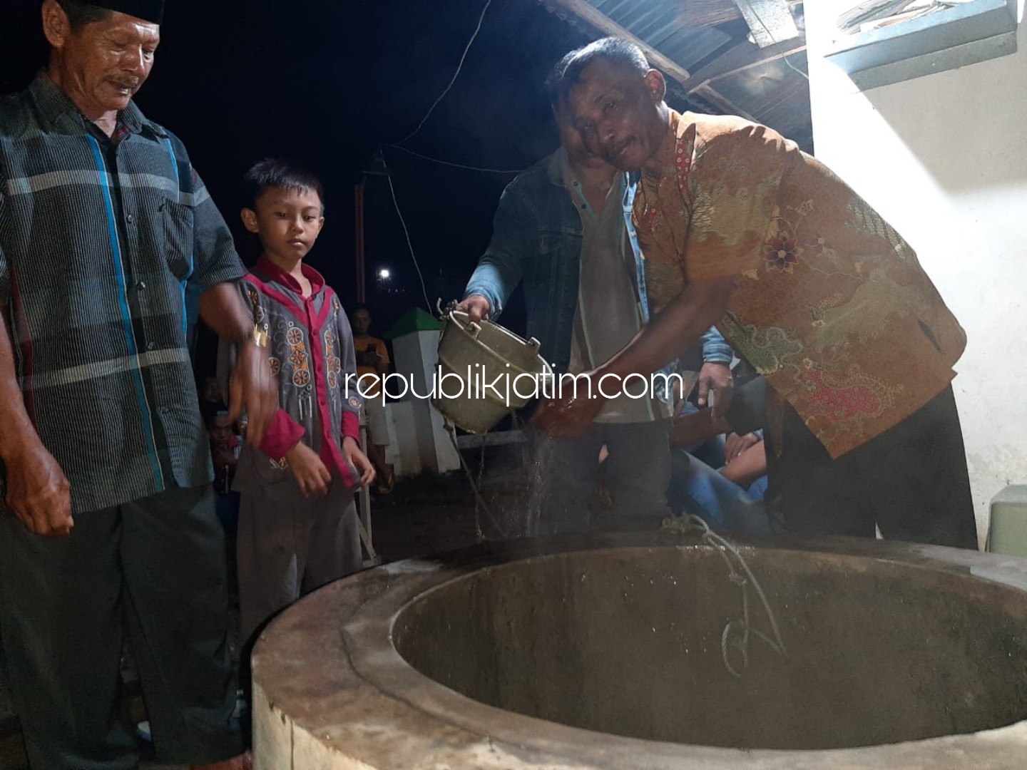 Sumur Di Makam Watutulis Prambon Mendadak Gempar Karena Airnya Panas 7683