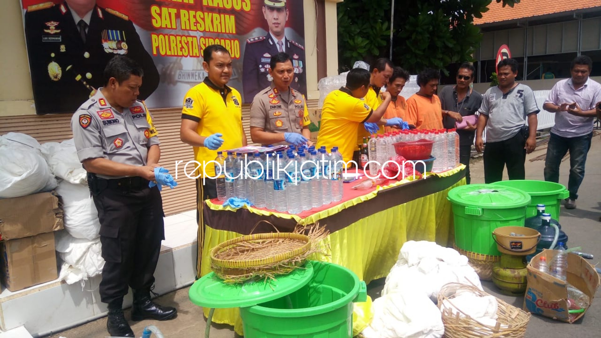 Dua Korban Tewas, Polresta Grebeg Home Industri Penyulingan Miras di Krian