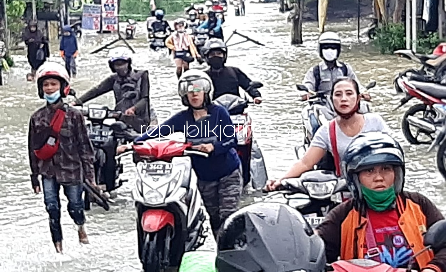 Banjir Terjang Boboh Gresik, Banyak Motor Mogok Kerugian Ditaksir Capai Rp 800 Juta