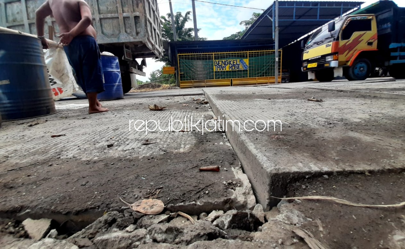 Miris Jalan Rabat Beton Kemangsen - Krian Bernilai Rp 7,8 Miliar Ambles Dan Melingkap Bahayakan Pengguna Jalan