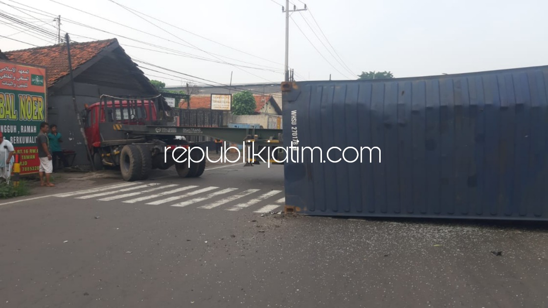 Rem Blong, Truk Trailer Terguling di JL Raya Surabaya - Mojokerto Box Tutup Jalur Utama