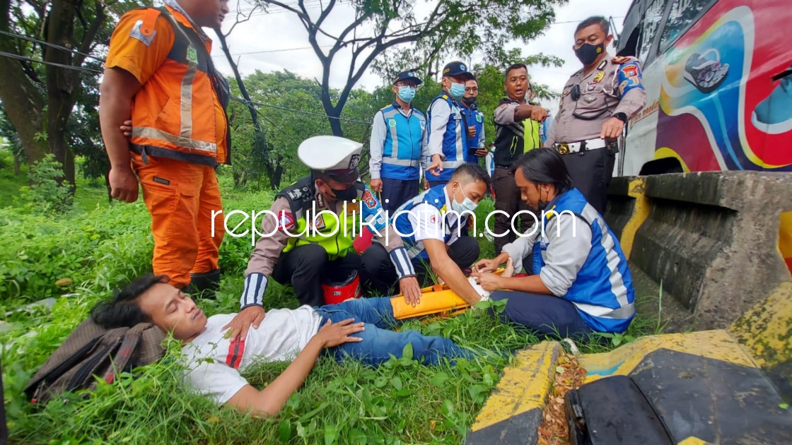 Bus Tabrak Truk Kabur di Pintu Tol Waru Sidoarjo, Seorang Penumpang Terluka Dilarikan RS Siti Khodijah