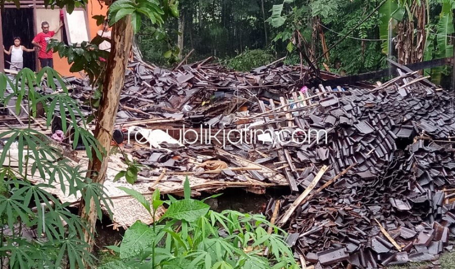 Rumah Warga Ponorogo Ambruk Diterjang Hujan Deras Disertai Angin Kencang 