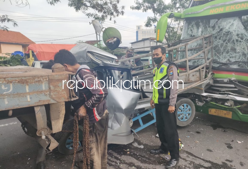 Sopir Bus Ngantuk Tabrak Pikup dan Truk Trailer Parkir di JL Raya Medaeng Waru, Bodi Mobil Pikup Hancur