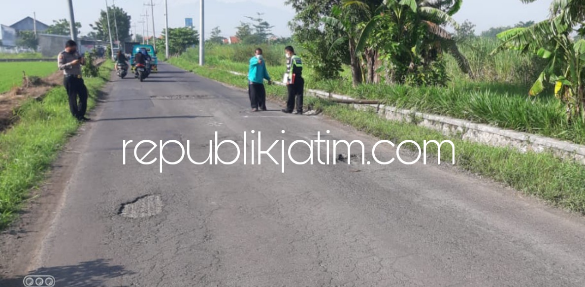 Tersenggol Truk Hindari Lubang, Kakek Pengayuh Sepeda Onthel Asal Wonomlati, Krembung Tewas di TKP